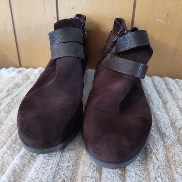 Clark's Collection brown suede ankle boots - Picture 2 of 3